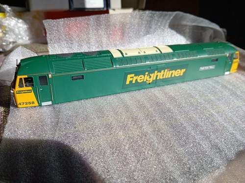 Heljan Class 47 Nr. 47258 "Forth Ports Tilbury" Freightliner grün - originalverpackt | Condition: Used