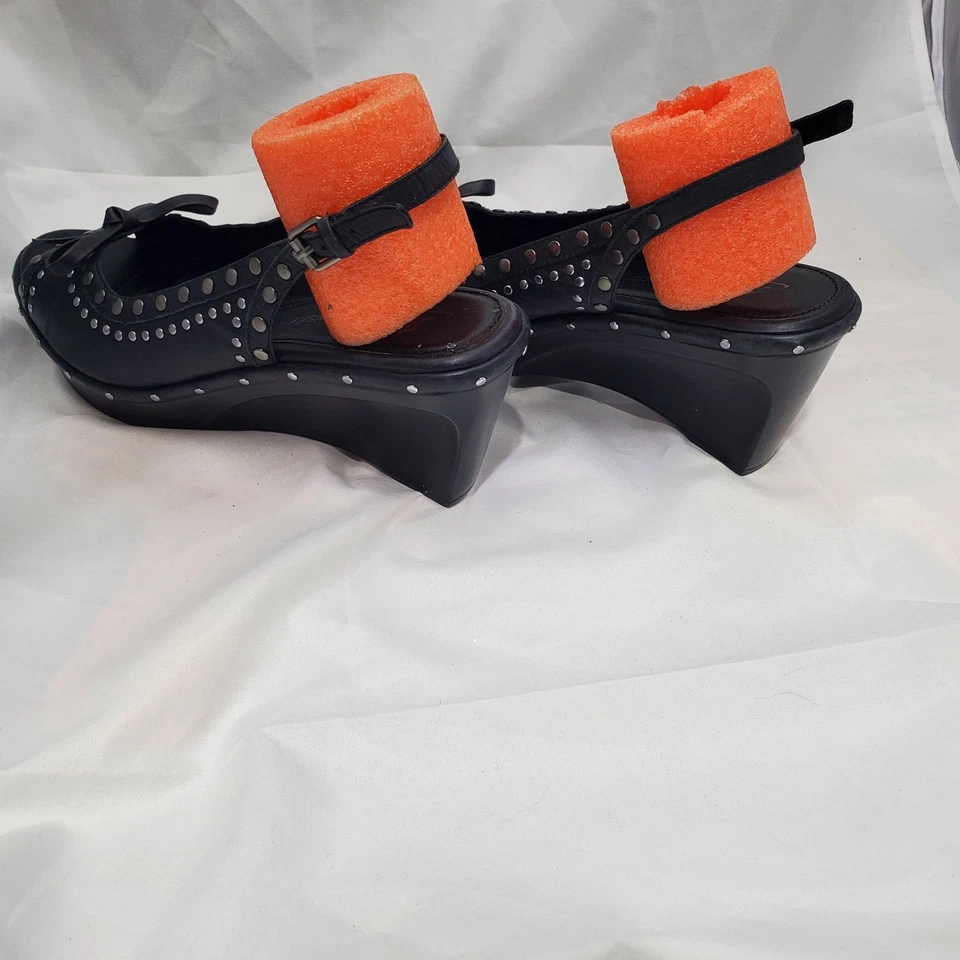 B Makowsky Cuero Negro Punta Abierta Eslinga Negro Astilla Tachonada Tacones de Cuña 9 M Foto 4 de 4