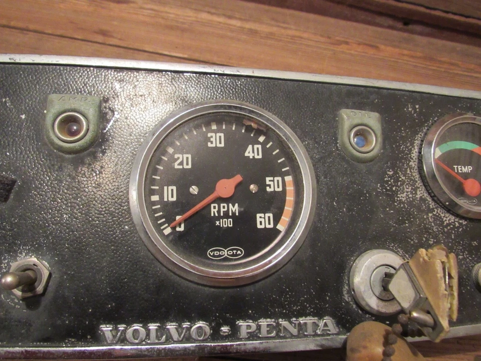 老式 20 世纪 70 年代沃尔沃 PENTA 仪器面板带钥匙 - 零件! — 第 4/4 张图片
