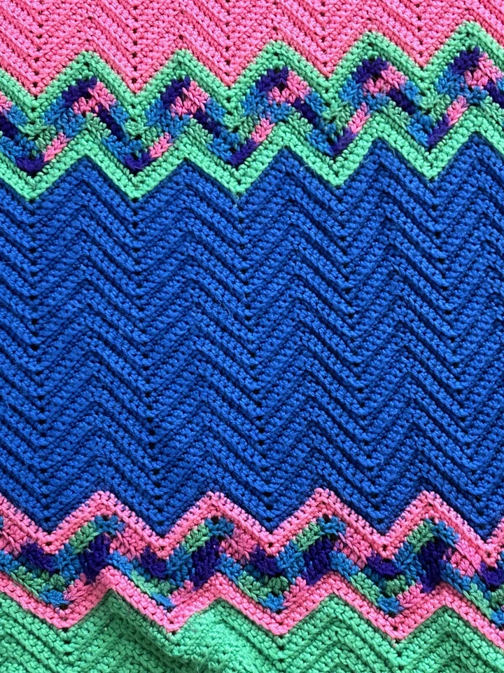 Ganchillo a mano afgano Chevron verde neón rosa azul real Foto 3 de 4