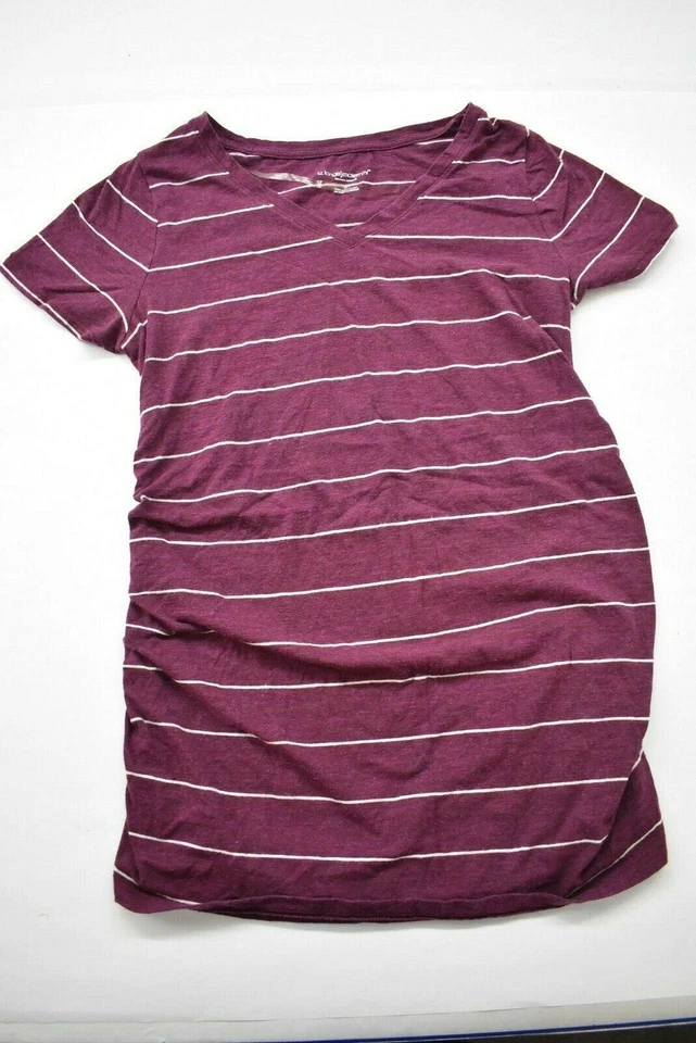 2 camisetas listradas Liz Lange maternidade feminina gola V manga curta ajuste confortável P - Imagem 2 de 4