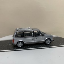 Auto World Mighty Minivans 1985 Plymouth Voyager Silver Metallic 1:64 Scale NM
