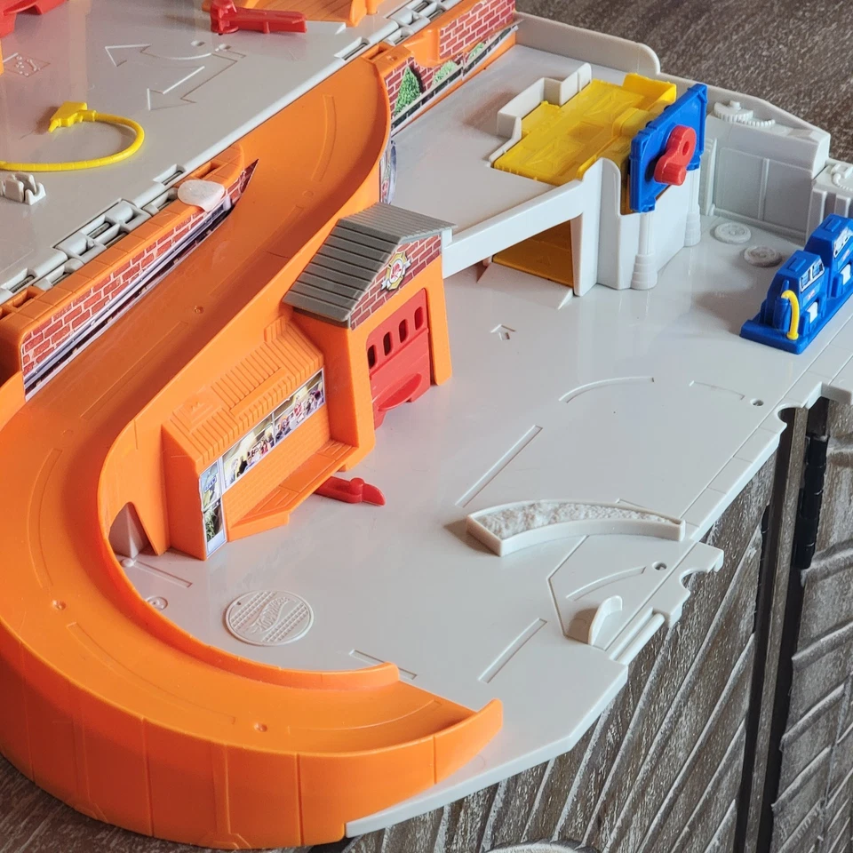 Hot Wheels Sto N Go Service Station Center Playset DMW90 2015 Mattel Car Wash - Image 2 of 4