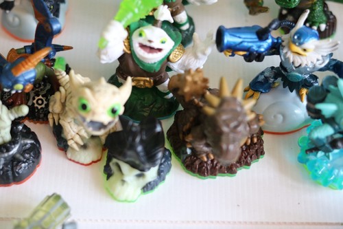 Skylanders Pacchetto Figurine Miste Joblot Con Borsa Portaoggetti - Foto 10 di 20