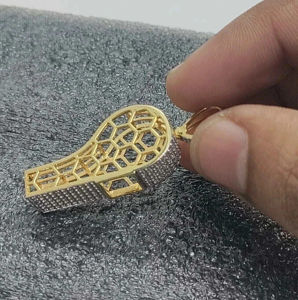 Colgante con dije de silbato Coach de diamantes redondo creado en laboratorio de 2 quilates enchapado en oro amarillo de 14 quilates Foto 3 de 4