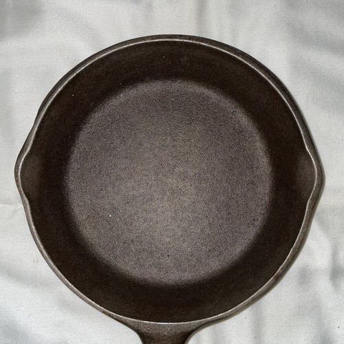 VTG Lodge 3 notch #8 sk D1 - USA cast iron skillet w smoke ring - New Condition. - Picture 11 of 14