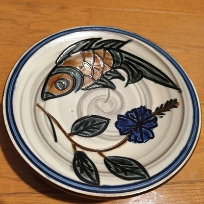 Female pottery artist Sumiko Miyagi, brush grain, fish and hibiscus medium