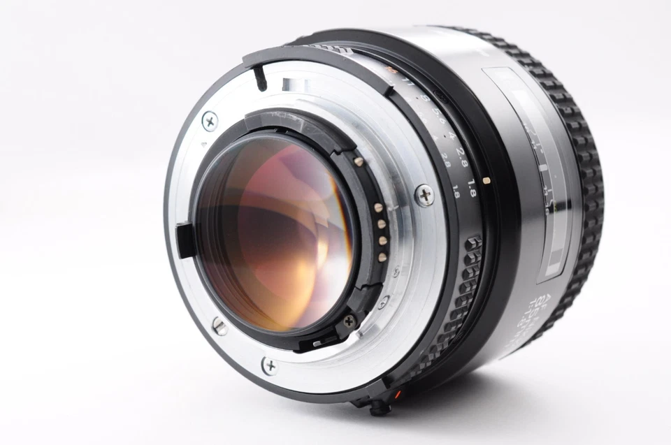 Sin tarifas **Casi como nuevo** Lente Nikon Nikkor AF 85 mm f/1,8 Portrait Prime con tapa Foto 4 de 4