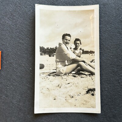 Miami Beach 1940 ORIGINAL SNAPSHOT VINTAGE PHOTO Gorgeous Leggy Women  Lovely 