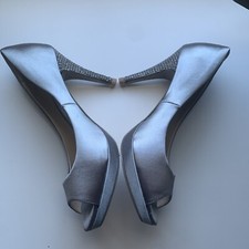 Nina Fiesta Peep Toe Gray/Silver heels Rhinestone Heel Size 7 Preowned