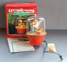 1988 Hallmark Light and Motion Ornament On With The Show  In Box 