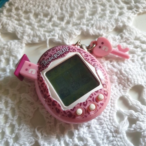 Tamagotchi Connection v5 Familtchi English Pink Leopard Asia 2004 key chain - Picture 20 of 23
