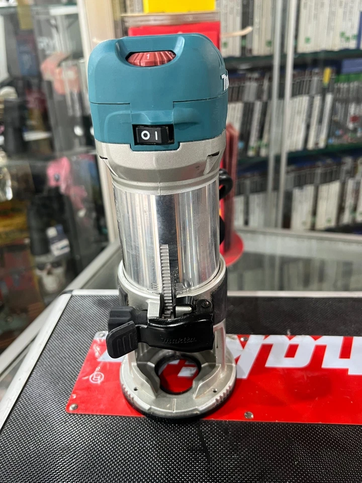 MAKITA RT0700C 230-240V 710 W TRIM ROUTER WITH HARD CASE ! - image 3 of 4