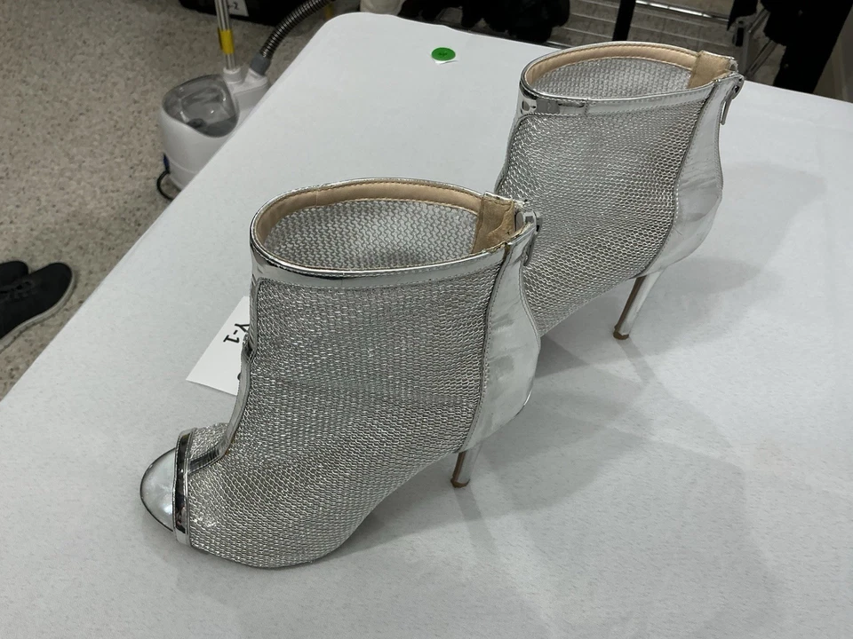 Botines de aguja Qupid para mujer 8,5 plateados metálicos con cremallera trasera punta abierta Foto 3 de 4