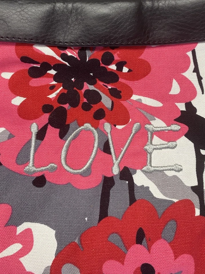Bolsa saia suíte Thirty-One Bold Bloom “LOVE” bolsa de ombro - Excelente estado usado - Imagem 2 de 4