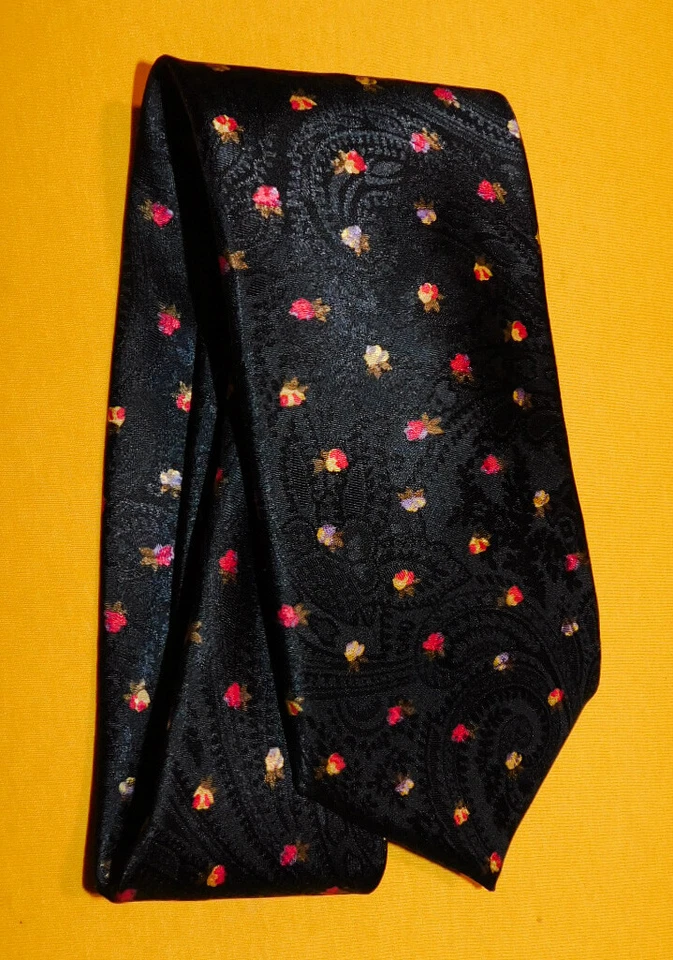 CORBATA FLORAL HILDITCH & KEY NEGRA/ROJA/AMARILLA PARA HOMBRE - CORBATAS PARA EL CUELLO - CORBATAS DE DISEÑO. Foto 2 de 3