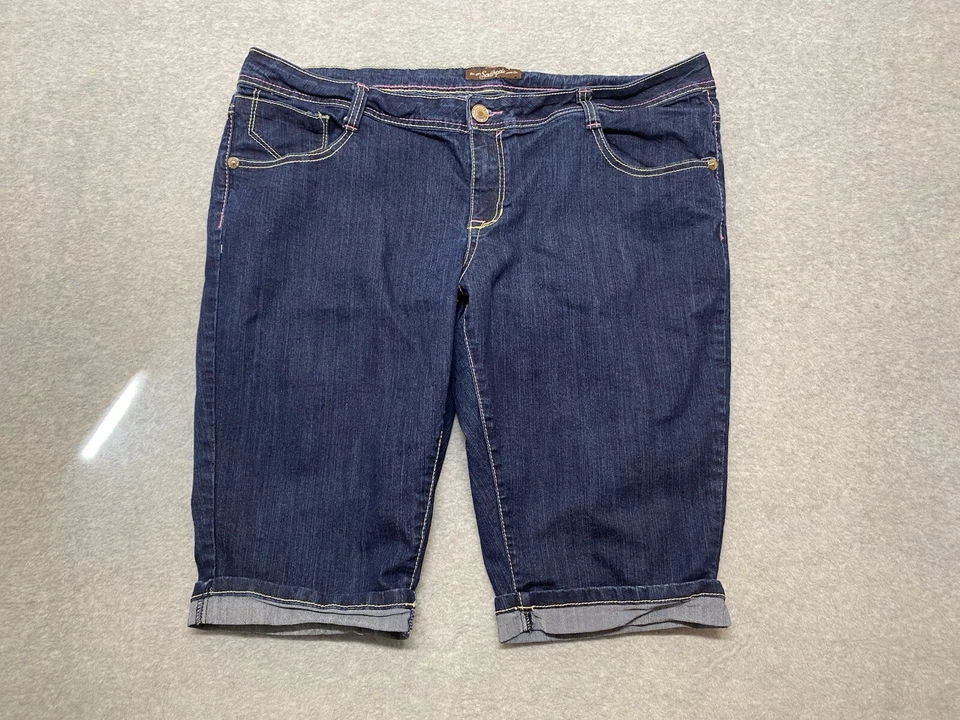 Pantalones cortos de mezclilla para mujer South Pole embellecidos bermudas "SP" lentejuelas usados en excelente estado talla 22 Foto 4 de 4