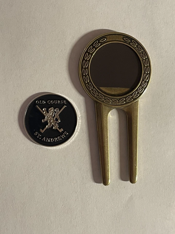 Herramienta St. Andrews Old Course Divot y marcador de golf estilo moneda de 1" - Fife, Escocia Foto 2 de 3
