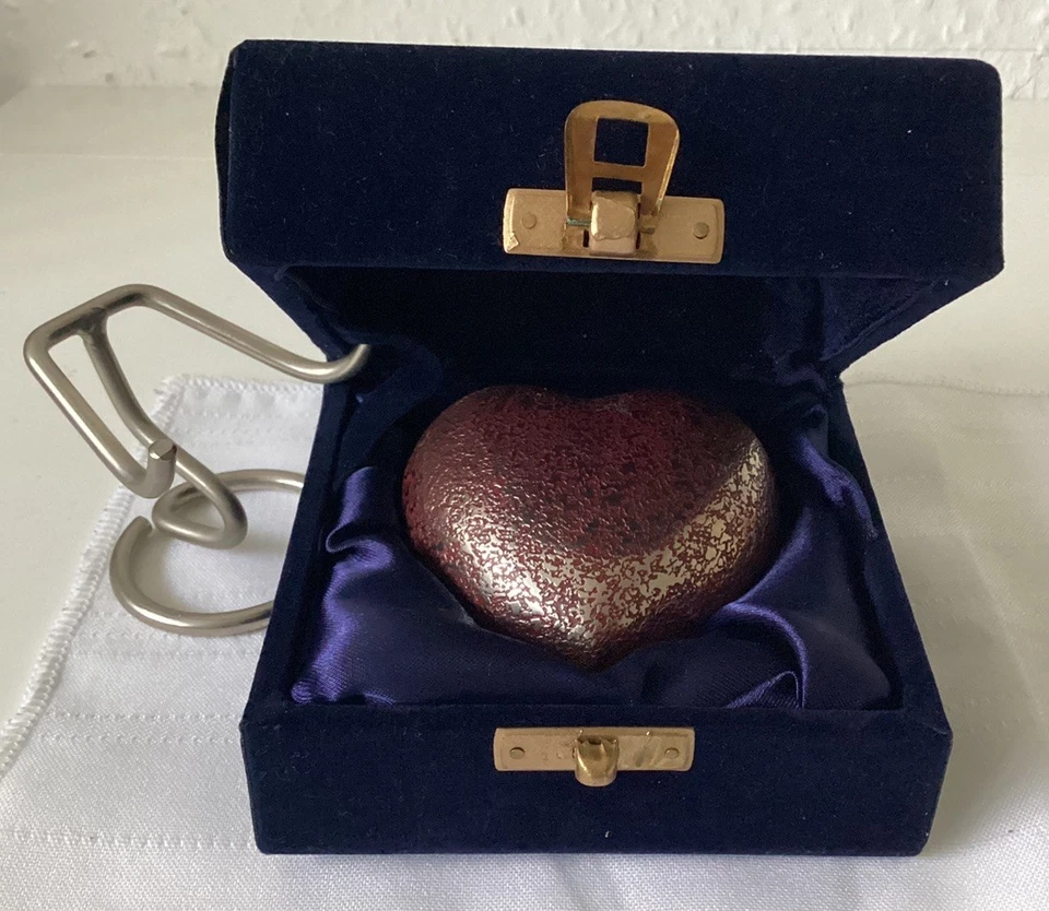 Brass Heart Keepsake Small Cremation Urn With Stand & Silk Lined Box - Image 4 of 4