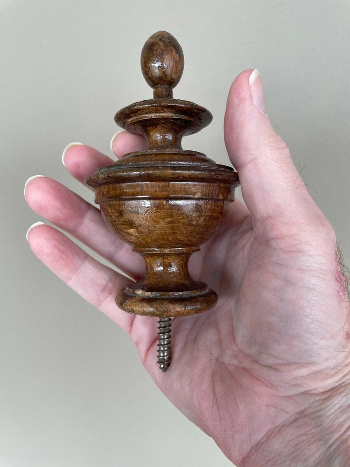 Antiguo armario francés de 1880 con detalles de hoja de oro Foto 4 de 4