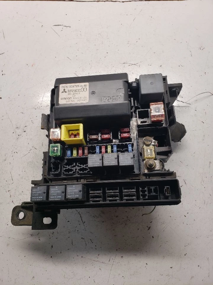 Caja de fusibles compartimento motor cupé para 03-05 SEBRING 1359739 Foto 3 de 4