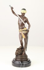 Sculpture de David en bronze sur un socle en marbre noir d'après Antonin Mercier