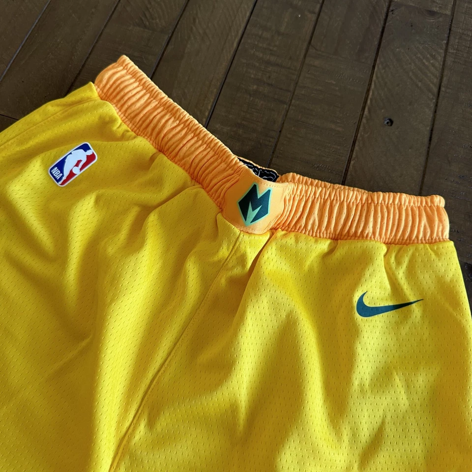 全新带标签 Nike Milwaukee Bucks 黄色城市版 Swingman 短裤 尺寸 Youth L 14/16 — 第 3/4 张图片
