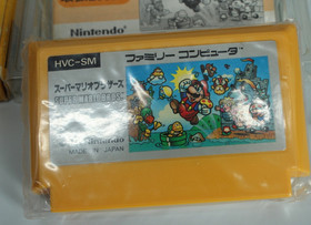 SUPER MARIO BROS   NINTENDO  FAMICOM / NES  FC. STILL IN PLASTIC 100% AUTHENTIC