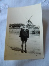 Eredità-originale-foto antica-ragazzo davanti al mulino a vento-Hopen-1930 ca.-marcia Dith