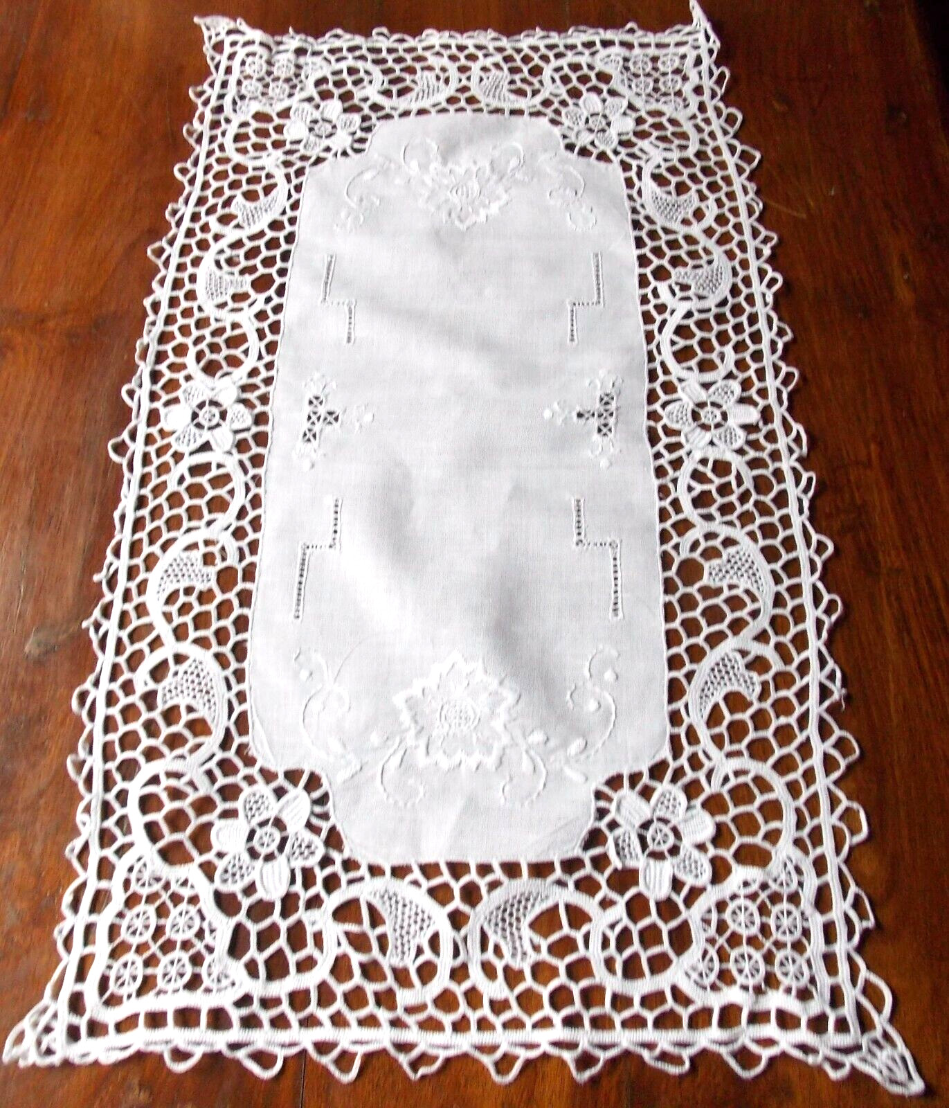 Napperon brodé main jours Venise blanc 32x55 cm en lin pour embellir votre buffet