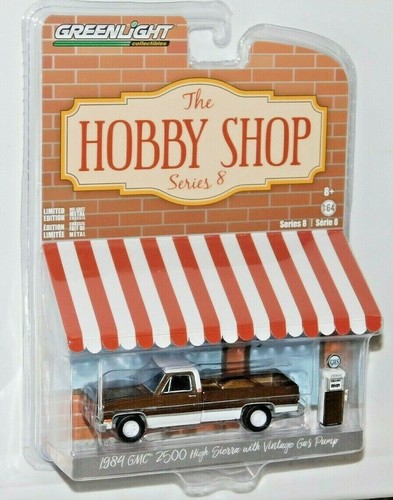 GREENLIGHT HOBBY SHOP 1984 GMC 2500 HIGH SIERRA WITH VINTAGE GAS PUMP