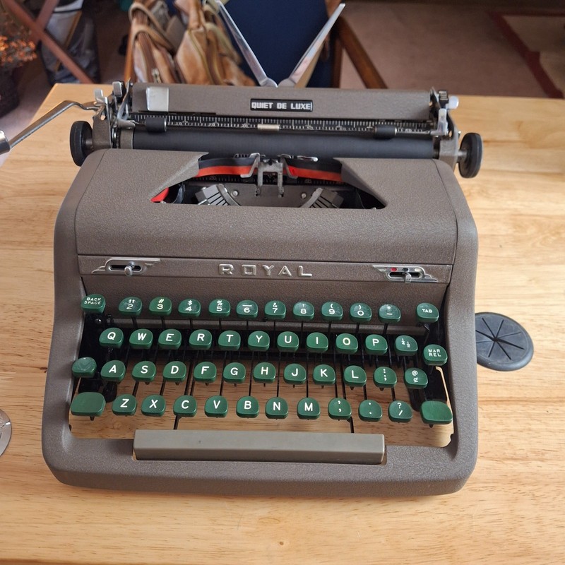 1954 Royal Quiet De Luxe Typewriter w/Case - Free Shipping - Pics & Vid - Nice!
