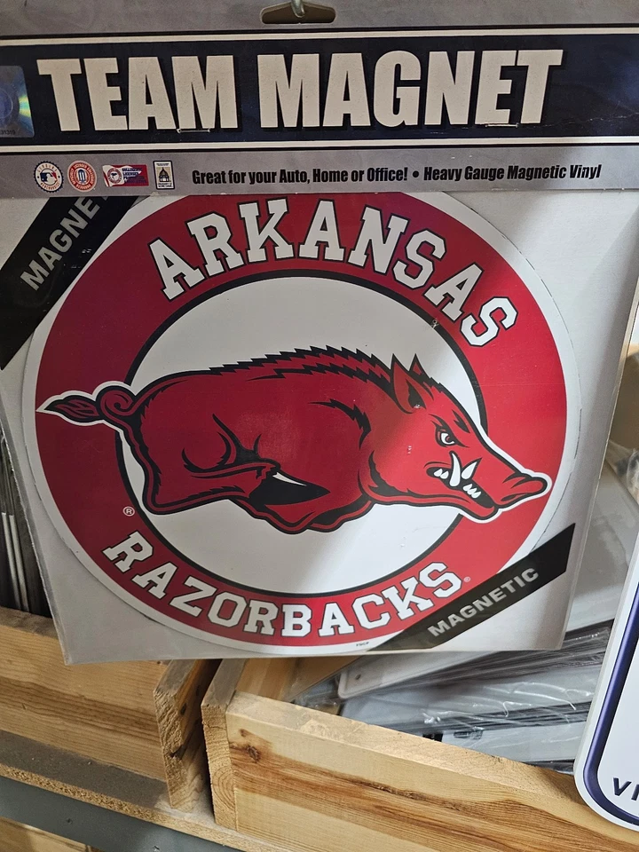 ARKANSAS RAZORBACKS SEC NCAA FÚTBOL AMERICANO IMÁN OFICINA COCHE 12 pulgadas casco NUEVO Foto 4 de 4