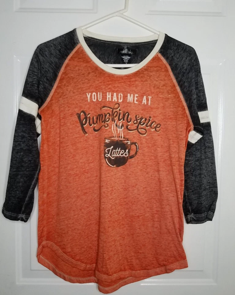 Camisa Sable Sky "YOU HAD ME AT PUMPKIN SPICE LATTES" Talla M Manga 3/4 Foto 2 de 4