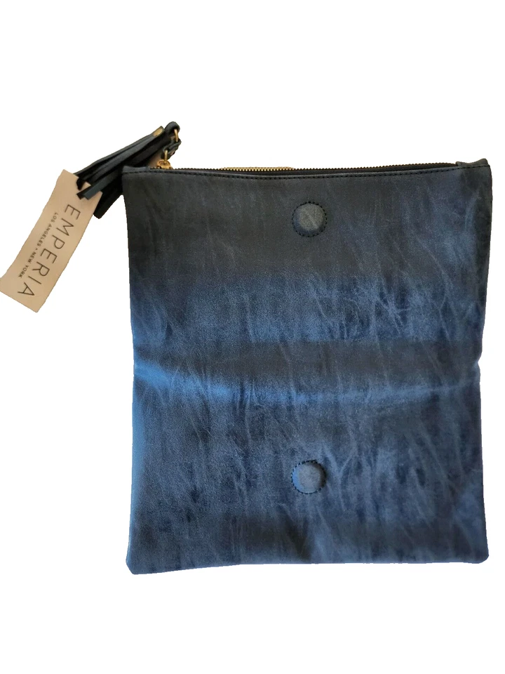 Cartera sin asas plegable Emperia azul gamuza con adornos metálicos Foto 3 de 4