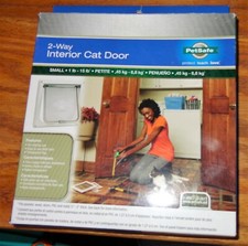 PETSAFE 2-WAY INTERIOR CAT DOOR FOR SMALL 1-15 LB PETITE CAT OR VERY SMALL DOG