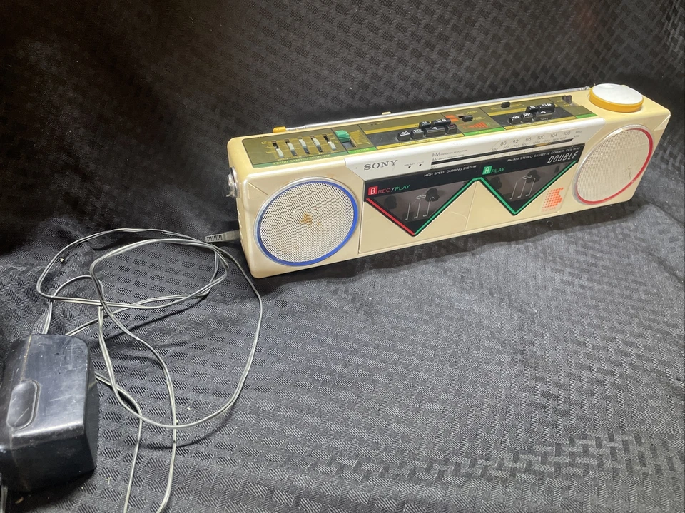 索尼 CFS-W50 白色 漂亮 收音机/磁带 Boombox 复古 20 世纪 80 年代! 稀有颜色。 ~阅读 — 第 2/4 张图片