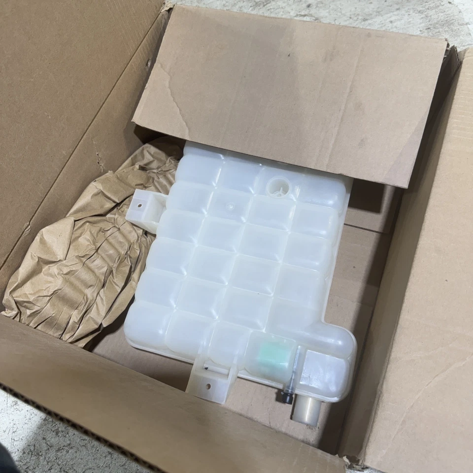 Tanque de sobretensión de radiador genuino 15086486 Foto 2 de 2