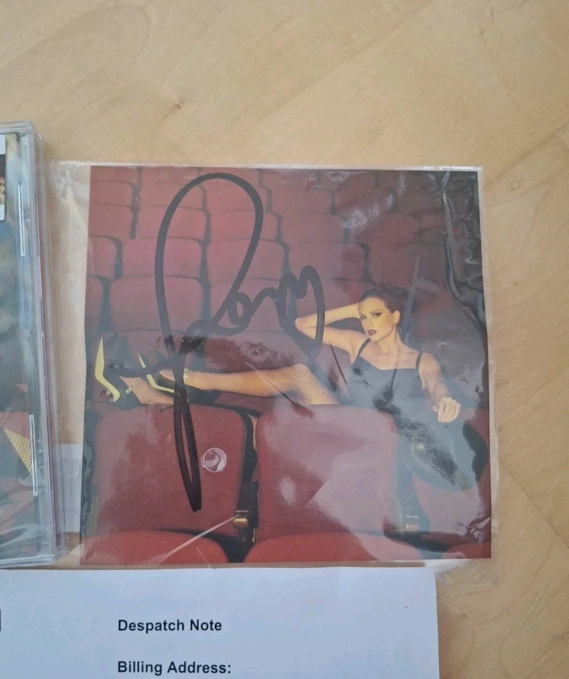 Taylor Swift The Life of a Showgirl CD Hand-Signed Photo #4 BESCHÄDIGTE HÜLLE - Bild 2 von 3
