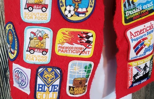 Boy Scout Red Felt Vest 27 Patches & Pin Pine Derby Tennessee SZ L Vintage - Picture 3 of 10
