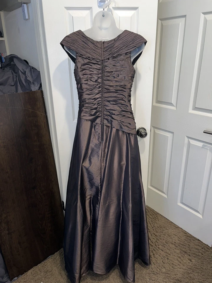 David’s Bridal Iridescent Taffeta Bridesmaid Dress F23052 Espresso Size 8 - Image 2 of 3