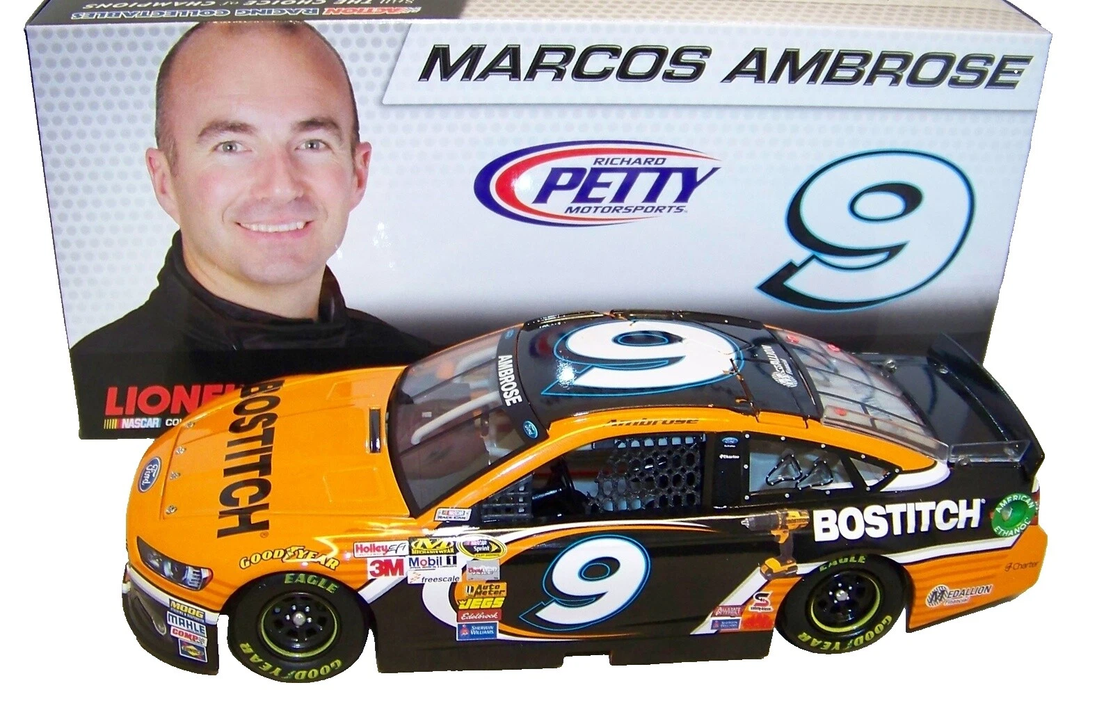操作 Marcos Ambrose 1:24 压铸跑车和旅游车