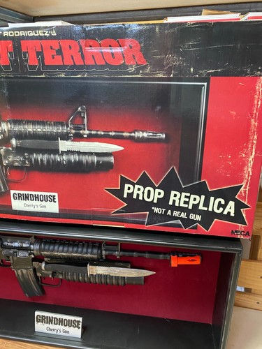 RARE Neca GRINDHOUSE PLANET TERROR 1:1 PROP REPLICA CHERRYS LEG #221/500 Figure - Picture 8 of 13
