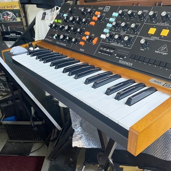 Behringer Poly D Analog 4-voice Polyphonic Synthesizer w/power