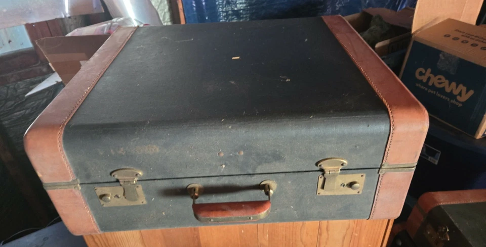 Equipaje de cuero antiguo con cerradura Foto 2 de 2