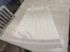 Vintage Full Slip Women’s 36 White Beautiful Lace Detail Adjustable Straps