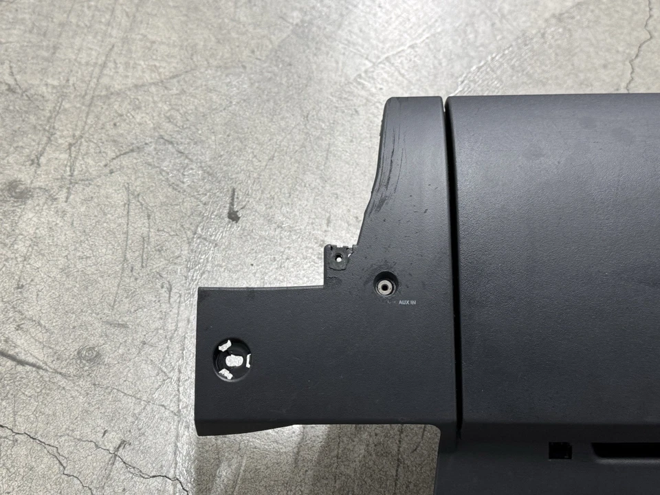 Guantera negra Volkswagen Beetle 1998-2010 fabricante de equipos originales compartimento de almacenamiento con auxiliar Foto 2 de 4