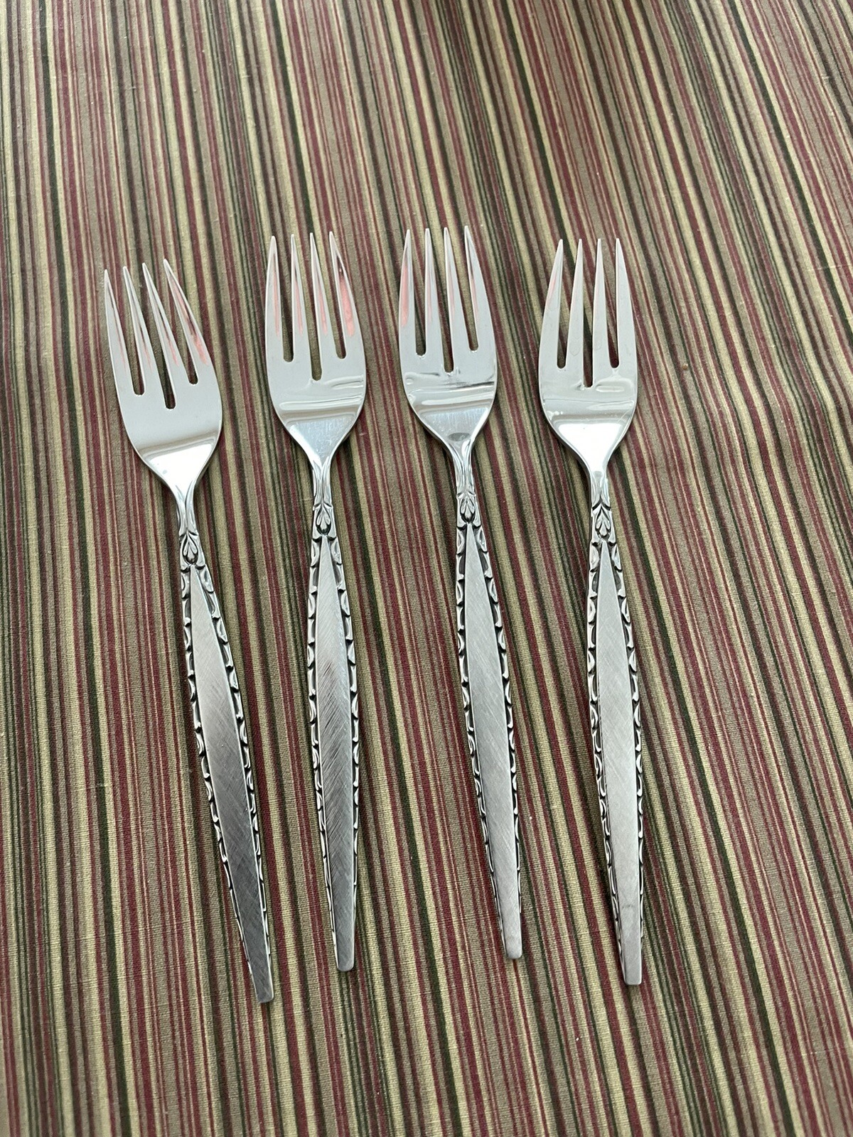 VINTAGE SET OF FOUR ONEIDA COMMUNITY STAINLESS VENETIA FLATWARE SALAD FORKS