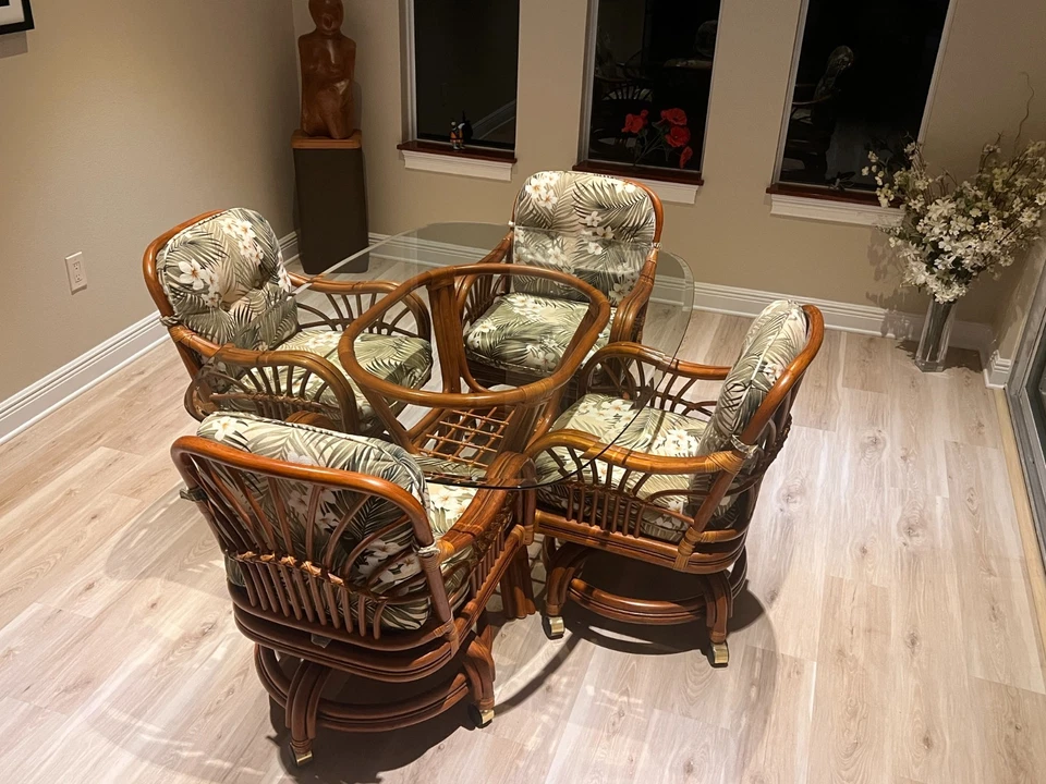 Juego de comedor Leaders de ratán. Mesa de cristal42"x 62". 4 sillas giratorias tapizadas Foto 2 de 4