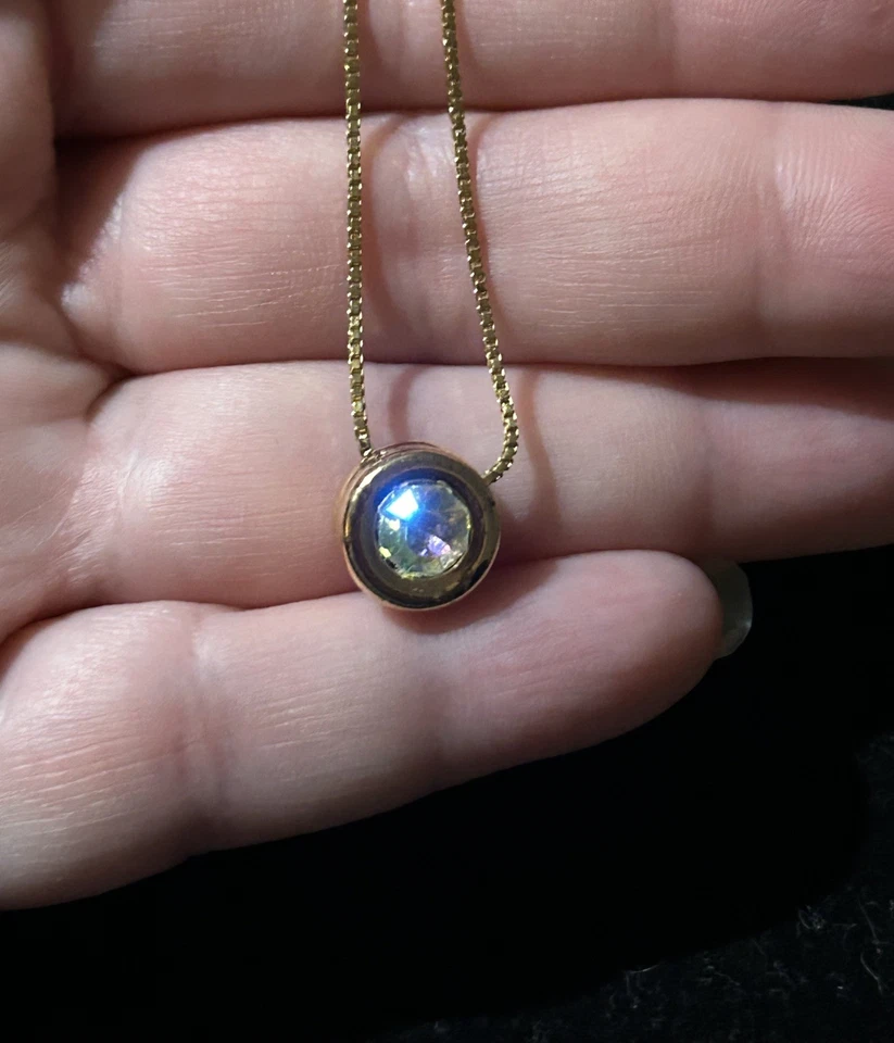 Collar colgante vintage solitario iridiscente Swarovski chapado en oro amarillo Foto 3 de 4